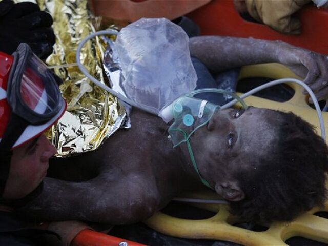 Haiti, záchranári, dievča