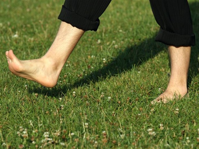naboso - nohy - lúka - tráva - relax - prechádzka 