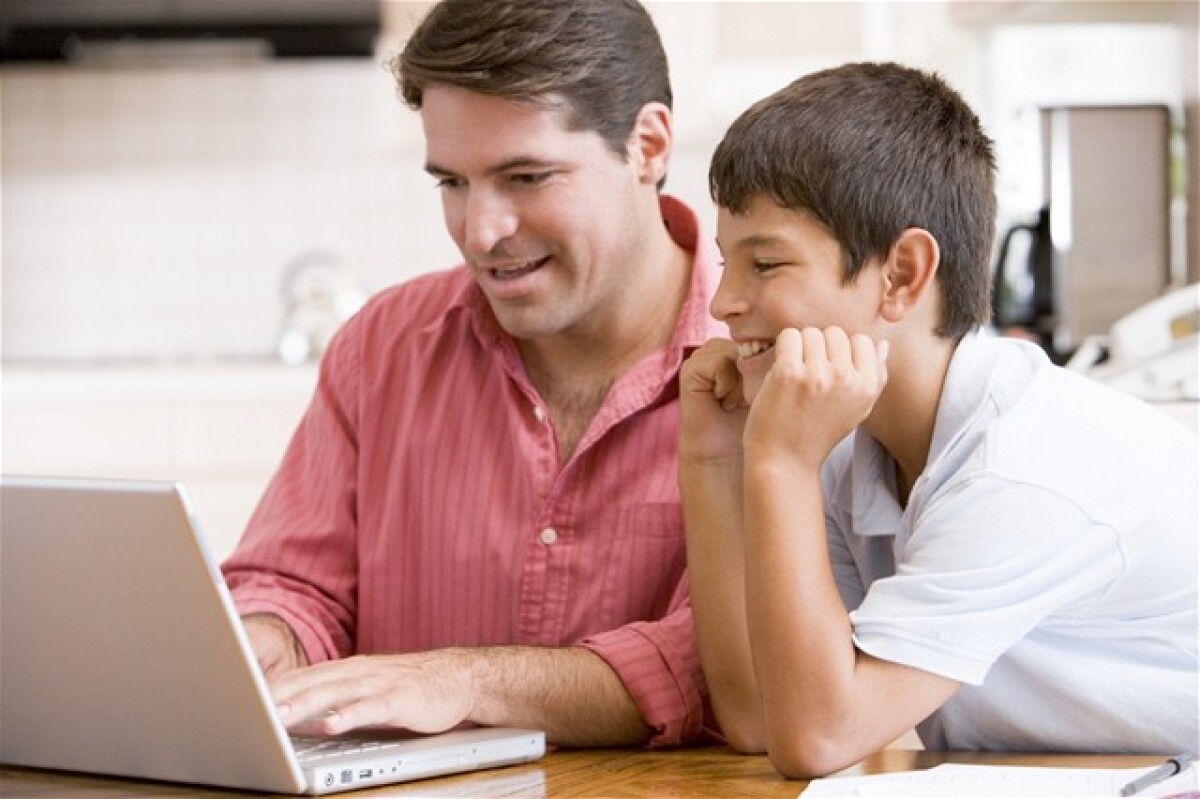 počítač, notebook, laptop, otec, práca, písanie, dokument, internet, informácie, informačné technológie, IT, surfovanie, web