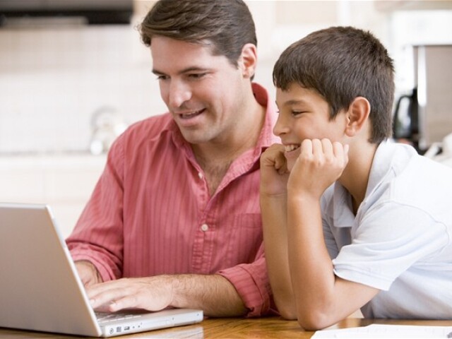 počítač, notebook, laptop, otec, práca, písanie, dokument, internet, informácie, informačné technológie, IT, surfovanie, web