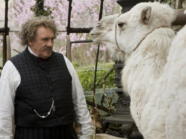Slávneho Alexandra Dumasa, autora Troch mušketierov, stvárnil Gérard Depardieu, hoci spisovateľ sám seba považoval za černocha.