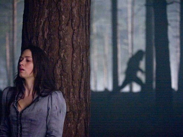 Emily Bluntová hrá Gwen zamilovanú do Lawrenca, ktorý sa mení na krvilačnú beštiu.