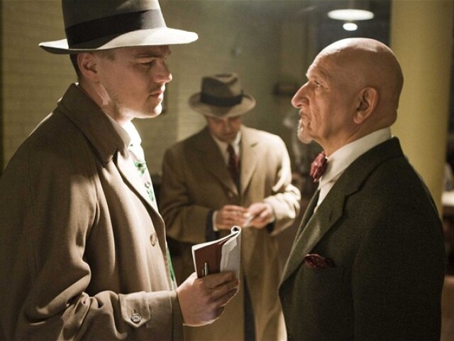 Leonardo DiCaprio hrá vyšetrovateľa Teddyho Danielsa a Ben Kingsley psychiatra Cawleyho.
