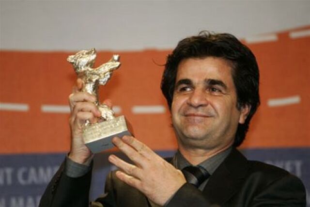 Jafar Panahi so Strieborným medveďom, ktorého získal na festivale v Berlíne.