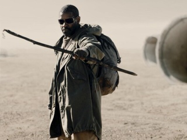 Denzel Washington vo filme Kniha prežitia.