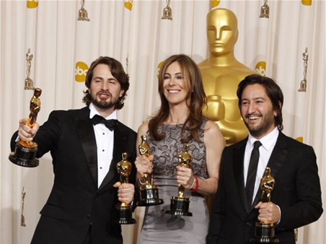 Kathryn Bigelow (v strede), Mark Boal (vľavo) a Greg Shapiro 