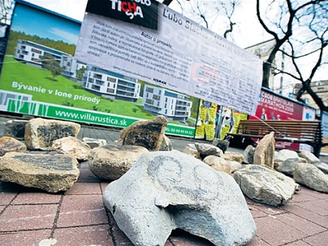 Minulý rok fotograf Ľubo Stacho na kamene preniesol fotografie obetí koncentračných táborov z 2.¤svetovej vojny, tento rok v Bratislave 14. marca vyrastú šibenice Martina Piačeka.