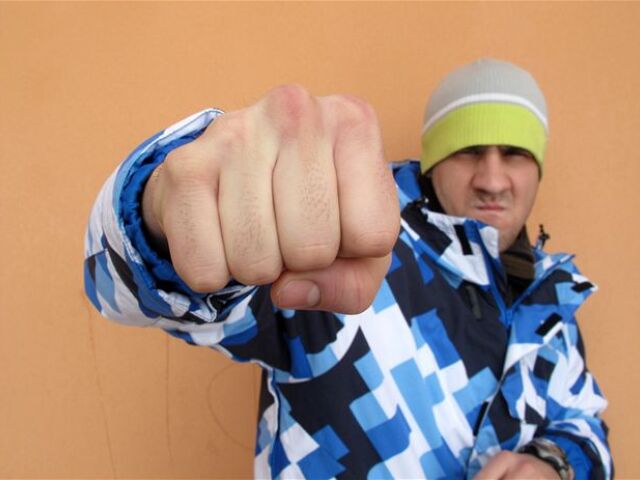 päsť, útok, bitka, násilie, atak, prepad, výtržnosť, krimi