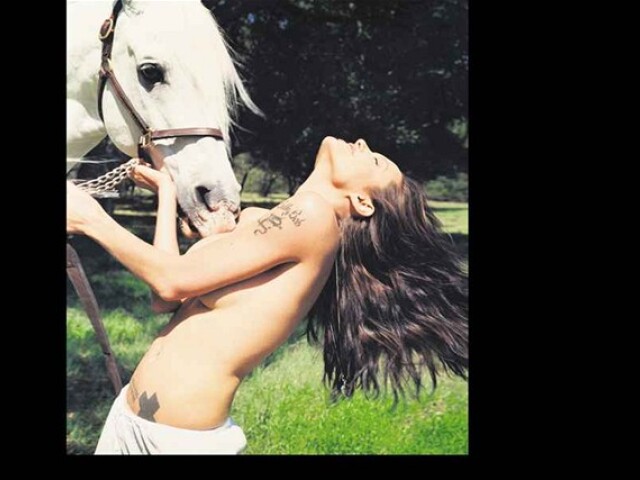 David Lachapelle: Angelina Jolie, Hra s koňom, 2004