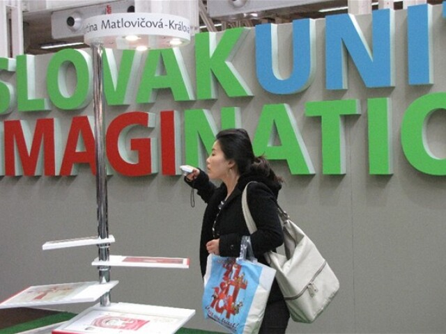 V slovenskom pavilóne na veľtrhu detskej knihy v Bologni vyrástol les ilustrácií. Každý stojan - strom nesie päť obrázkov, s konármi sa dá pohybovať a natáčať si ich.