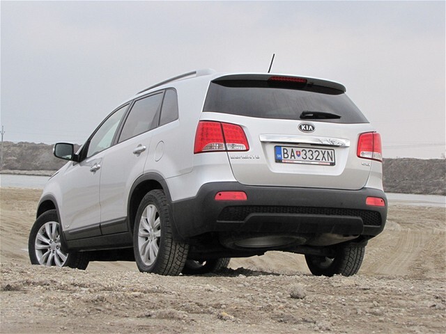 Systém pohonu 4x4 potrebám SUV úplne postačuje.