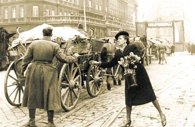 Bratislavčania vítali červenoarmejcov kvetmi.