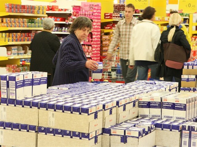 mlieko, nákup, obchod, potraviny, akcia, hypermarket