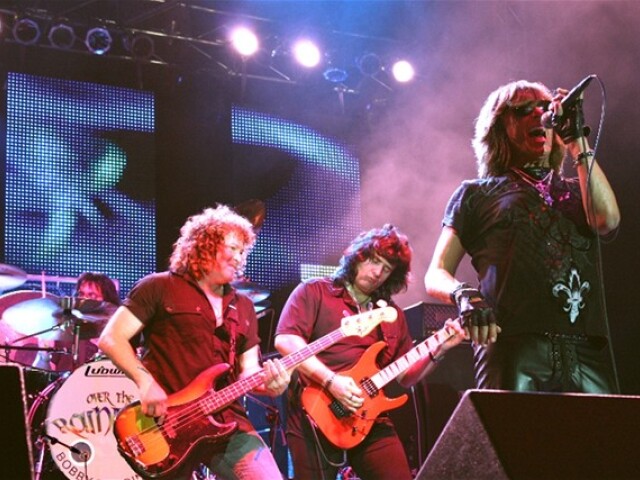 Over The Rainbow vystúpi 17. apríla v Bratislave v zostave Joe Lynn Turner - spev (vpravo), Jurgen R. Blackmore - gitara (v strede) a Greg Smith - basgitara (vľavo). Na bicie zahrá Boby Rondinelli, na klávesy Paul Morris.