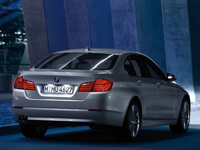 Zadné svetlá majú typickú grafiku najnovších BMW.