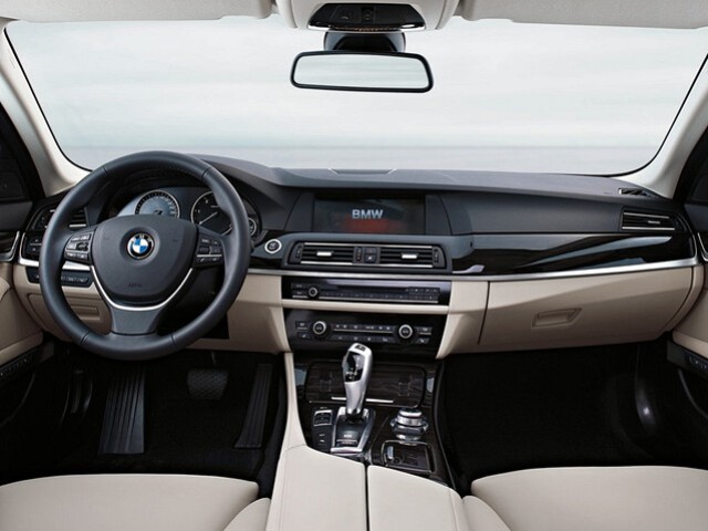 Interiér v štýle BMW 5 GT je orientovaný viac na vodiča.
