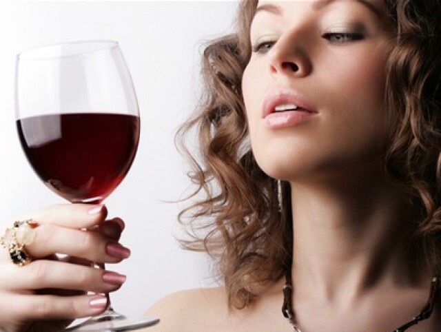 žena, alkohol, drink, víno, červené, party, oslava, prípitok
