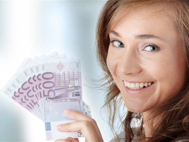 teta, žena, peniaze, euro, bankovky, sporenie, investovanie