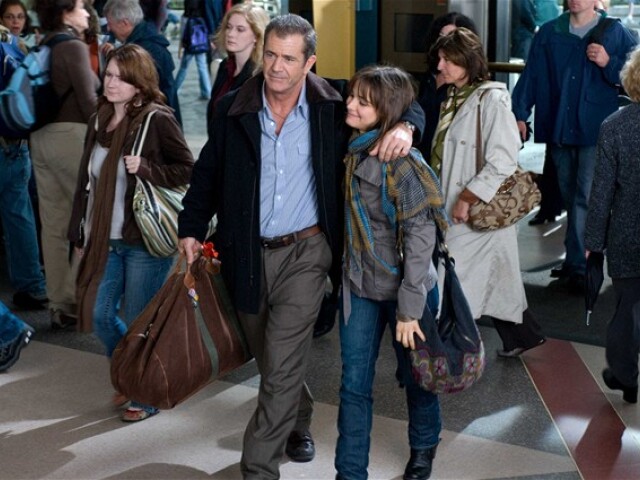 Mel Gibson hrá detektíva Thomasa Cravena a jeho dcéru Emmu stvárňuje Bojana Novakovicová.