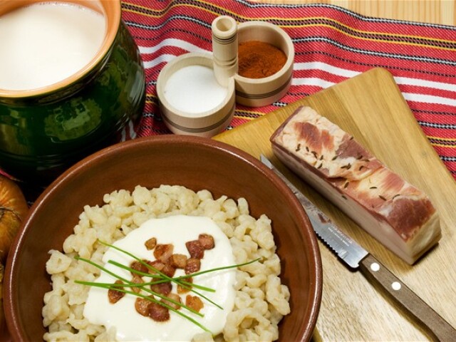 bryndza, halušky, slanina, jedlo