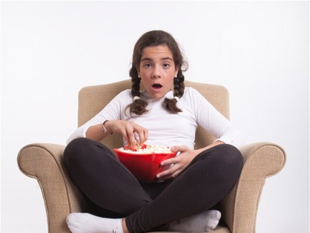 dieťa - televízia - sledovanie - vysedávanie - relax - popcorn