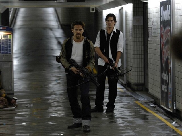 Willem Dafoe a Ethan Hawke vo filme Svitanie.