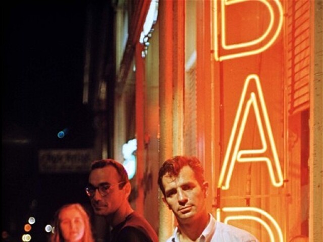 Jack Kerouac pred newyorským barom v roku 1958.