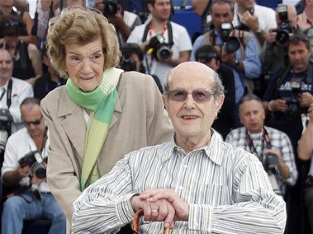 101 - ročný režisér Manoel de Oliveira prišiel do Cannes s manželkou Mariou Isabelou, s ktorou sa vzali v roku 1940.