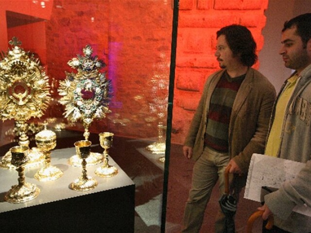 Výstava ARS Liturgica: zlatníctvo v službách liturgie je v areáli Bratislavského hradu od 15. mája 2010 do 30. apríla 2011.