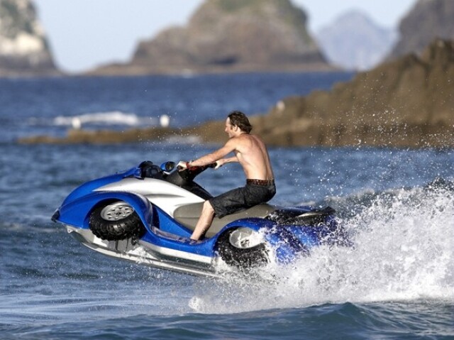 Quadsky je krížencom vodného skútra a motocykla ATV.