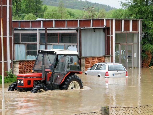 Ľubický potok v Kežmarku zaplavil časť sídliska Juh, Sever a čiastočne aj niektoré ulice v centre mesta.