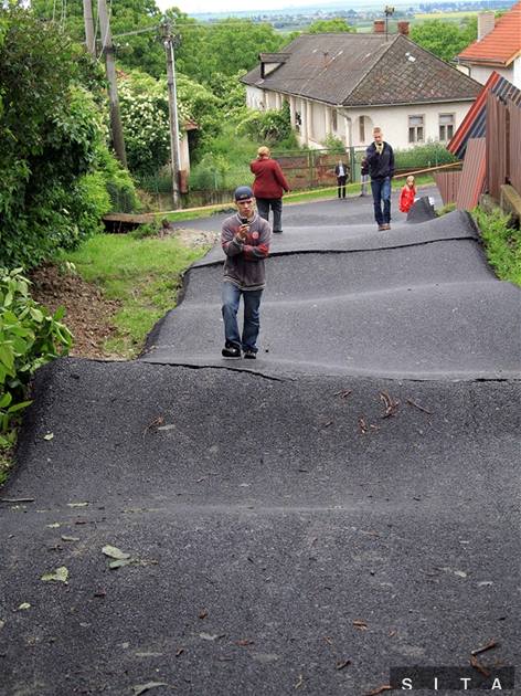 V obci Nižná Myšľa zosuv pôdy poškodil okrem domov aj miestne komunikácie.