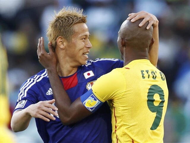 Keisuke Honda, Samuel Eto'o 