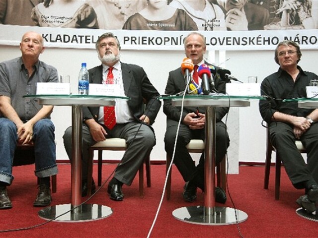 Riaditeľ Činohry Slovenského národného divadla Vladimír Strnisko, riaditeľ opery Peter Dvorský, generálny riaditeľ Ondrej Šoth a šéf baletu Vlastimil Harapes na včerajšej tlačovej konferencii.