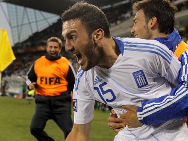 Vassilis Torosidis sa teší z víťazného gólu Grékov do siete Nigérie. 
