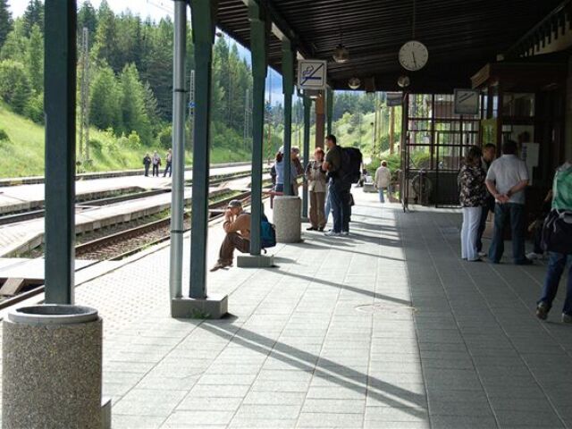 vlak, železnica, koľajnice, cestujúci, nástupište, stanica