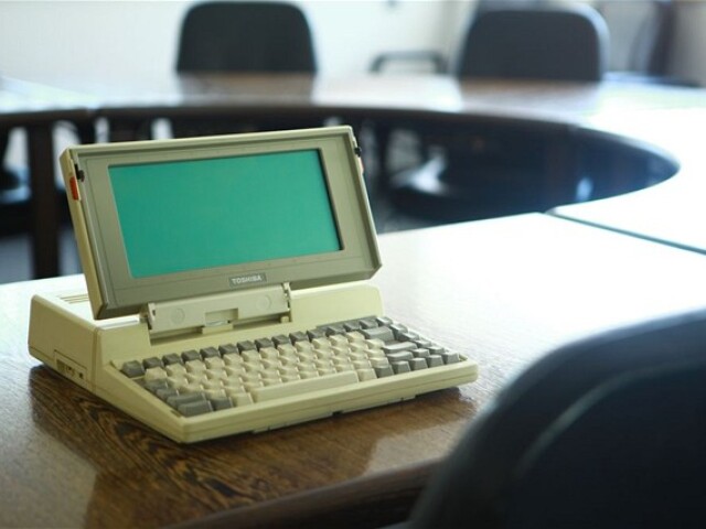 Toshiba T1100, prvý masovo vyrábaný notebook