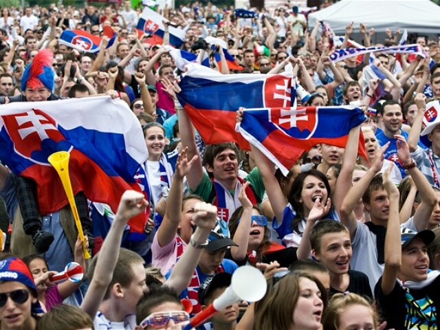 Slovensko fanúšikovia námestie 2