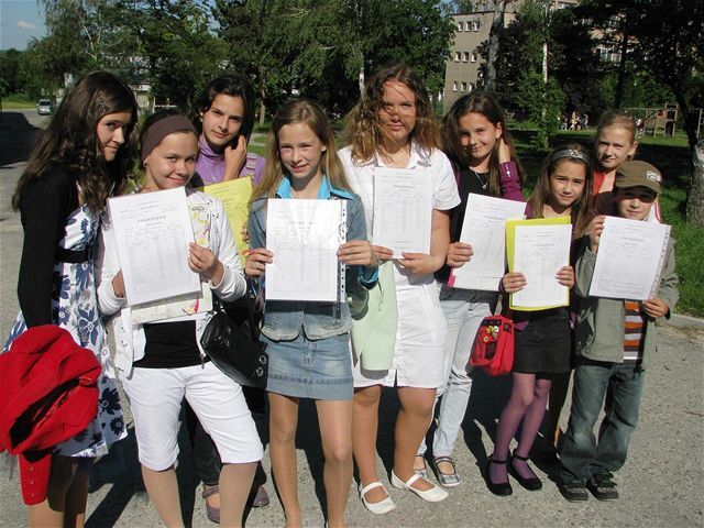 deti, žiaci, škola, vysvedčenie