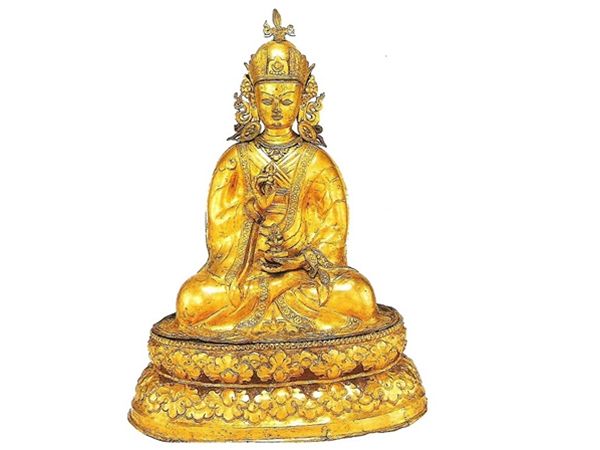 Padmasambhava, považovaný za "druhého buddhu", bol významným svätcom, o ktorom vládne presvedčenie, že použil svoje mystické sily na premoženie démonov, ktorí boli proti založeniu buddhizmu v Tibete. Táto pozlátená bronzová socha z osemnásteho storočia ho zobrazuje so zahroteným diamantom a nádobou obsahujúcou elixír nesmrteľnosti.