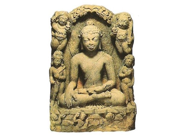 Táto indická pieskovcová stéla je z konca siedmeho storočia n.l., z obdobia keď bol buddhizmus po prvý raz uvedený z Indie do Tibetu. Buddha je zobrazený, ako sa dotýka jednou rukou zeme, čo je tradičné gesto privolávania zeme, aby dosvedčila jeho osvietenie.