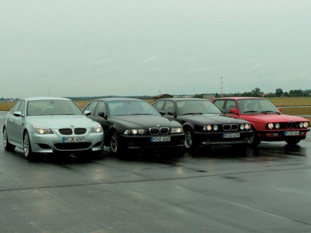 Generácie BMW M5 - (zľava) E60, E39, E34, E28.