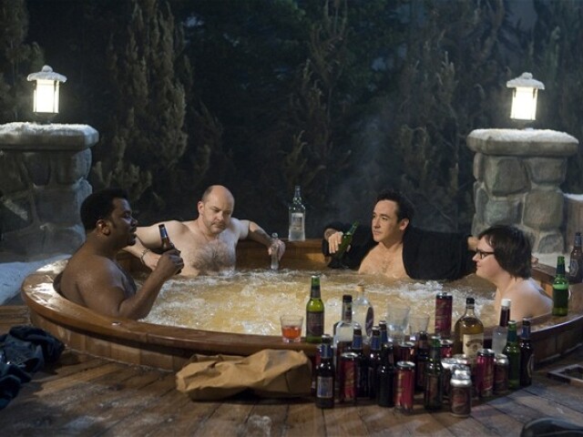 Hrdinovia komédie To bol zajtra žúr - zľava Nick (hrá ho Craig Robinson), Lou (Rob Corddry), Adam (John Cusack) a Jacob (Clark Duke).