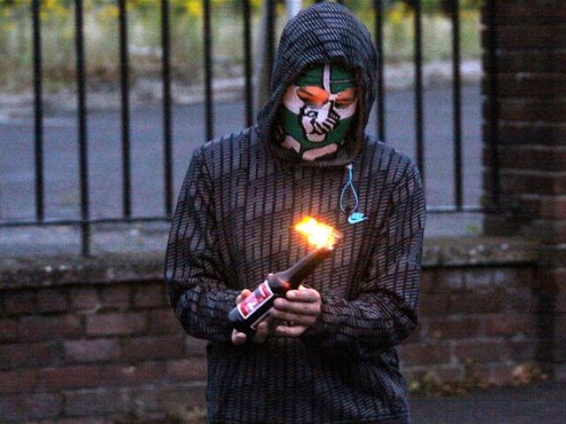 Belfast, molotov koktejl, oheň
