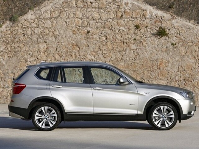 Rázvor BMW X3 podrástol o 15 mm na 2810 mm.