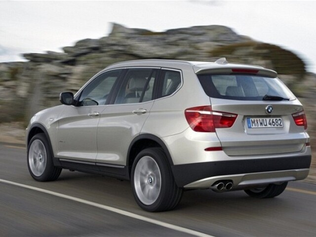 Zozadu rozpoznáme nové BMW X3 podľa svetiel v tvare "T".