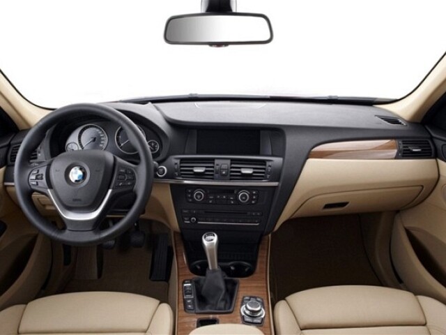 Interiér ctí klasickú eleganciu značky BMW.