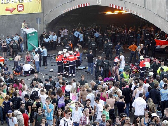 loveparade, technoparty, tlačenica, ľudia, záchranári