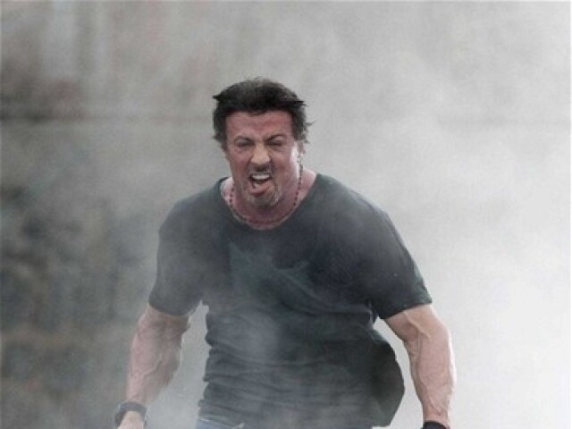 Sylvester Stallone si vo svojom novom filme zahral úlohu Barneyho Rossa.