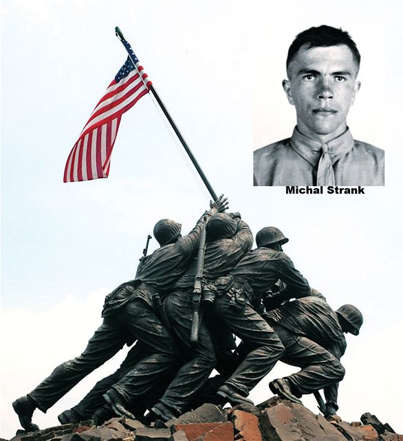 Slovák Michal Strank vztyčuje americkú zástavu na pamätníku v meste Arlington. Príbeh Strankovej jednotky spracoval režisér Clint Eastwood vo filme Zástavy našich otcov.